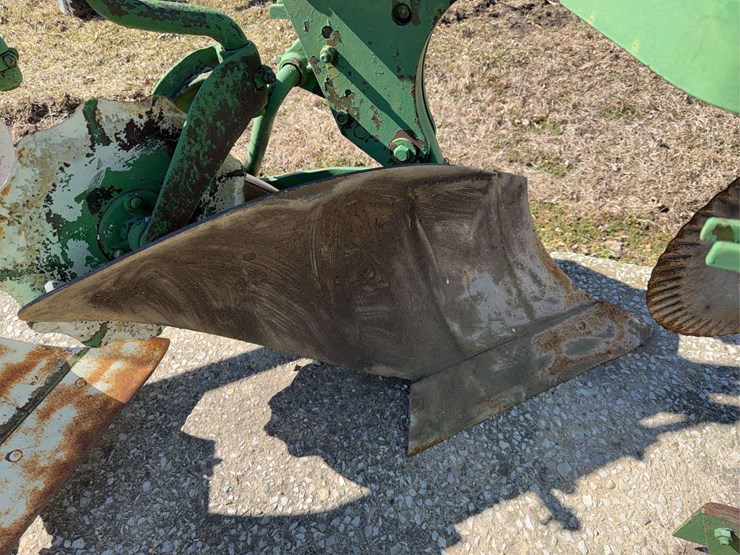 john-deere-three-point-two-bottom-plow-image-9