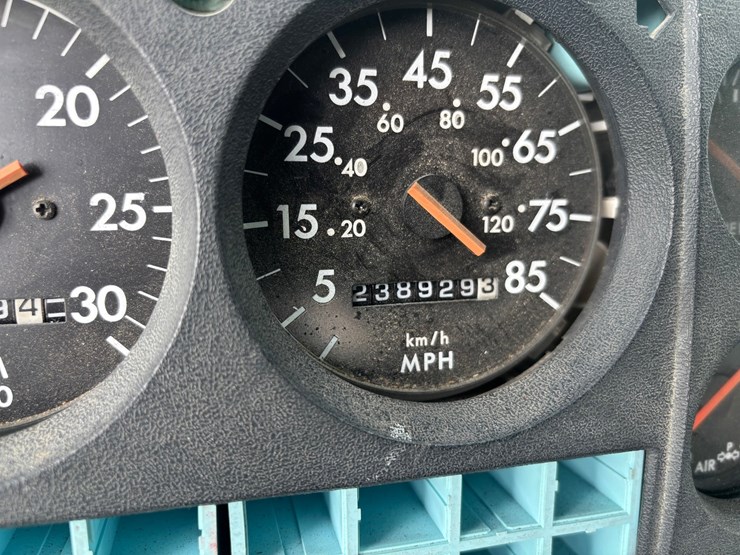 1999-freightliner-fl80-image-49