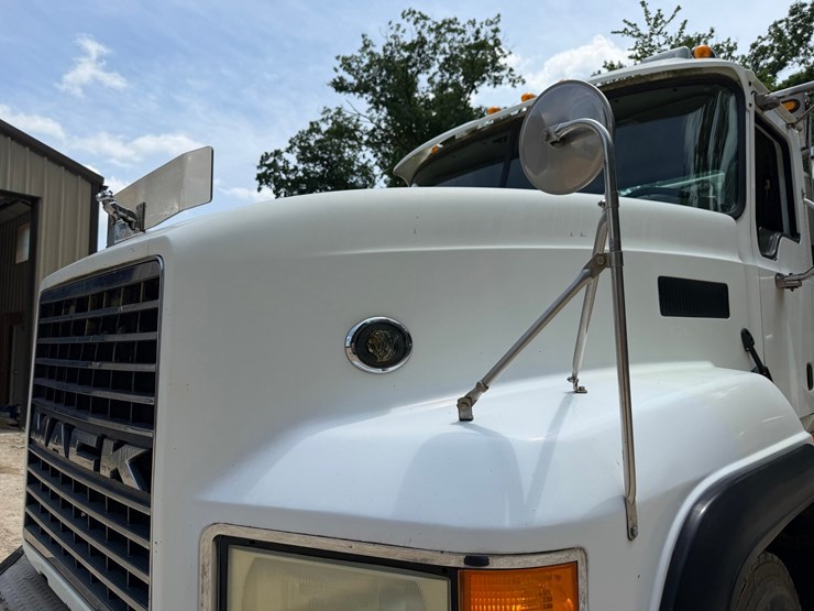 #1508-•-mack-day-cab-truck-tractor-image-18