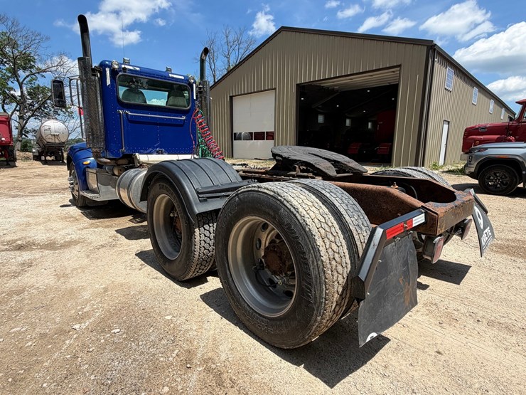 #1507-•-peterbilt-day-cab-truck-tractor-image-3