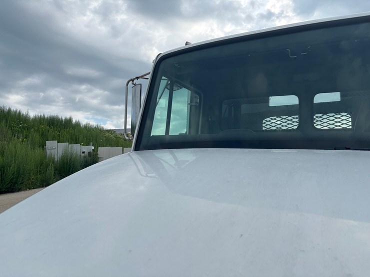 1999-freightliner-fl80-image-16