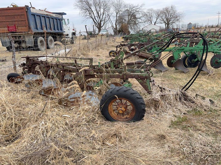 john-deere-pull-type-four-bottom-plow-image-2