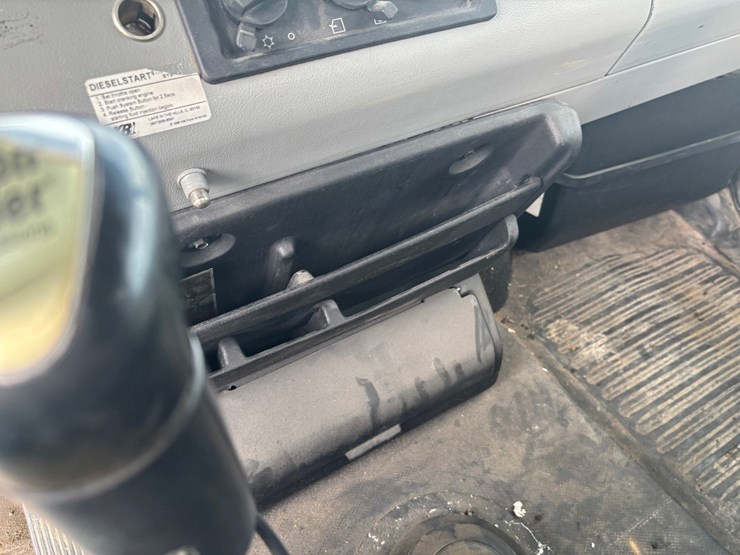1999-freightliner-fl80-image-52