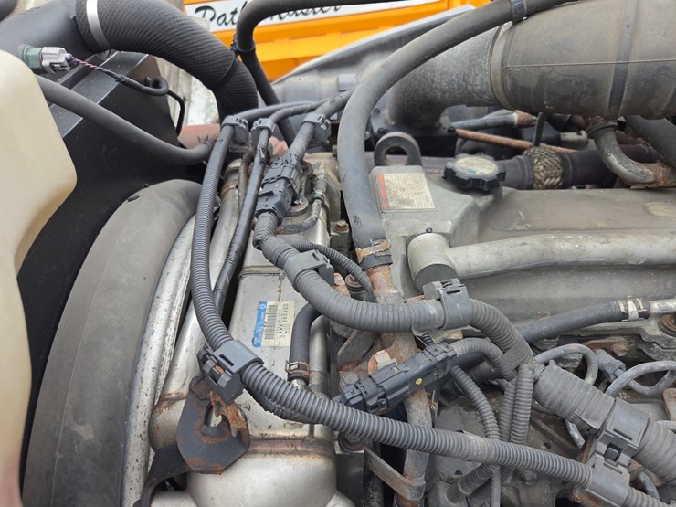 2013-hino-268-image-39