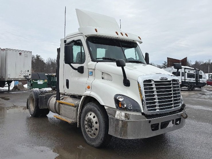 2017-freightliner-cascadia-113-image-1