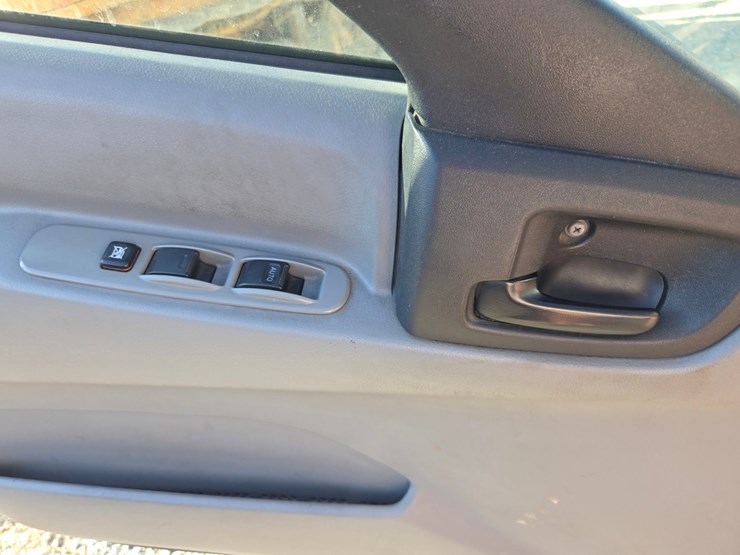 2015-hino-195-image-56