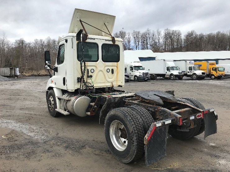 2018-freightliner-cascadia-113-image-2
