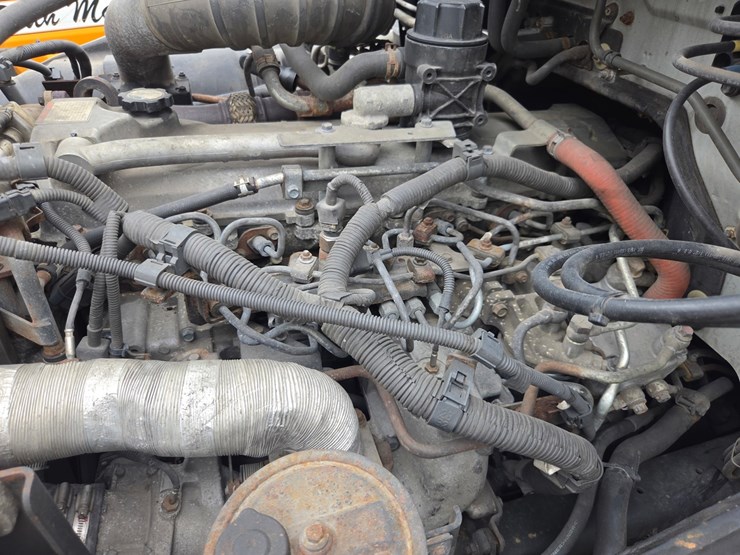 2013-hino-268-image-38