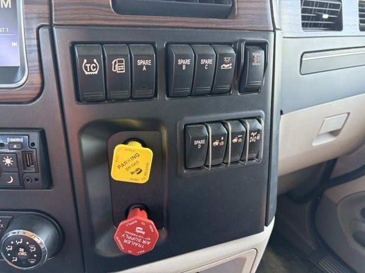 2021-peterbilt-567-image-28