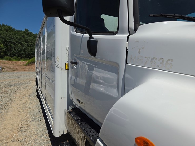 2017-hino-268-image-15