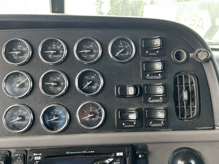 2016-peterbilt-389-image-28