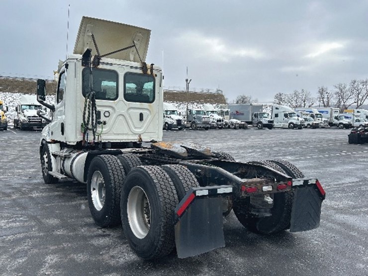 2019-freightliner-cascadia-126-image-2