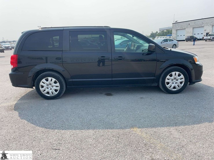 2018-dodge-grand-caravan-sxt-image-4