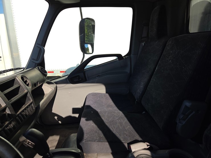 2015-hino-195-image-48