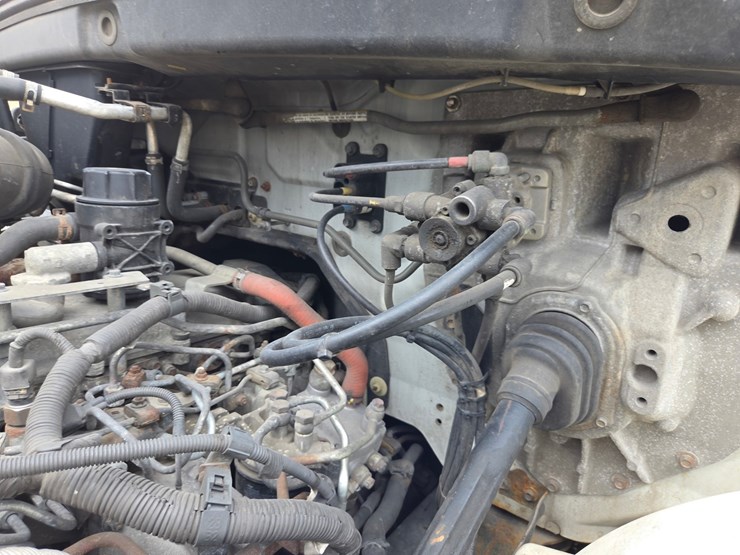 2013-hino-268-image-40