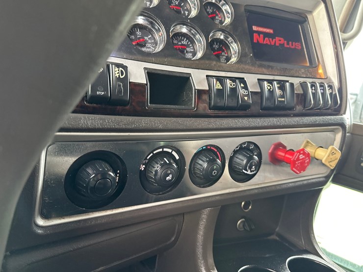 2014-kenworth-t660-image-54