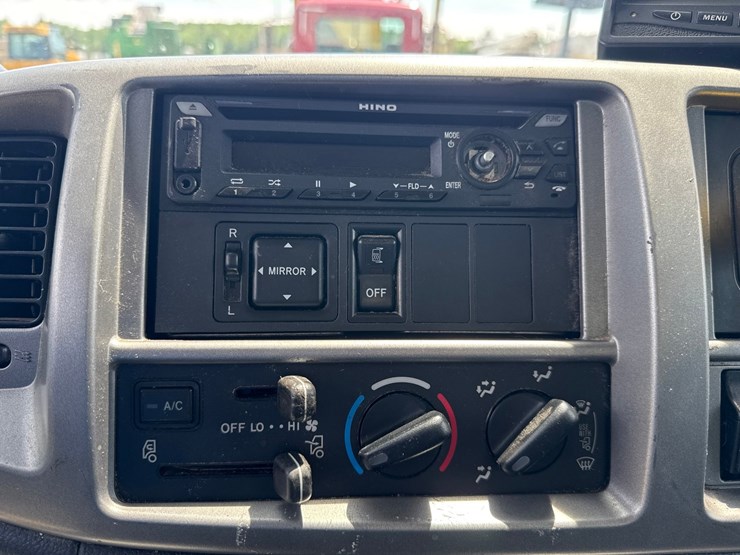 2018-hino-268-image-52