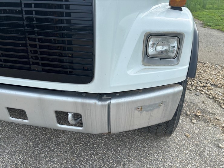 1999-freightliner-fl80-image-13