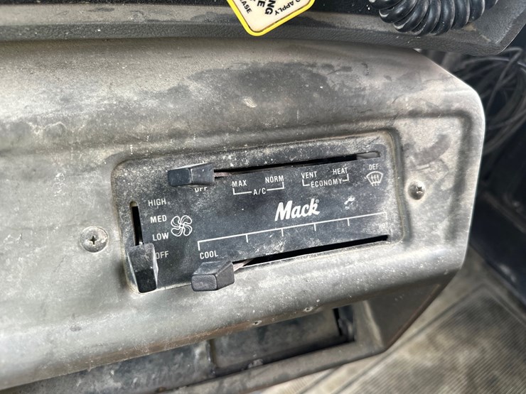 1997-mack-dm688s-image-30