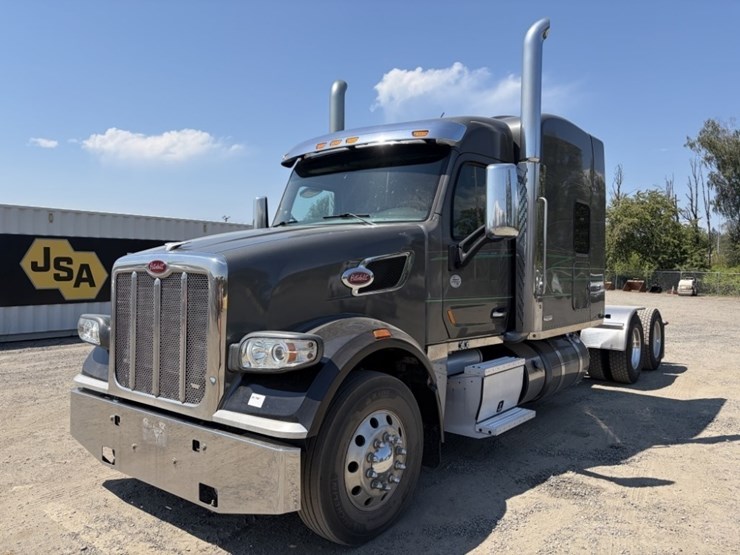 2021-peterbilt-567-image-1
