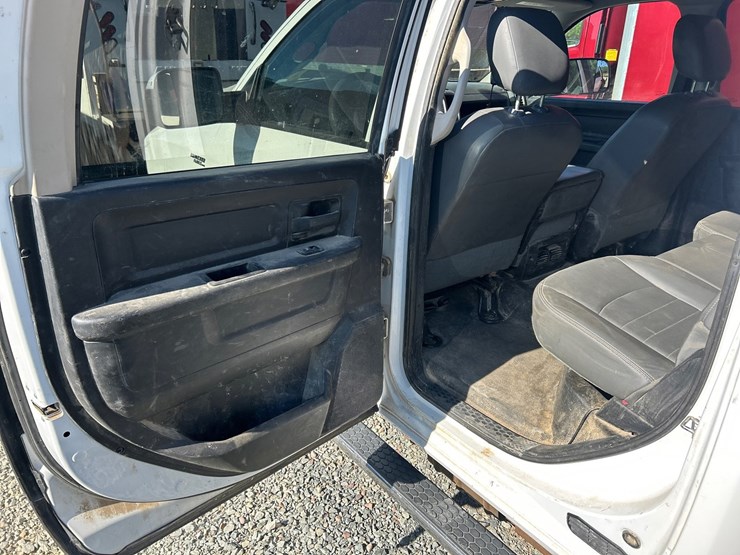2017-dodge-3500-image-43