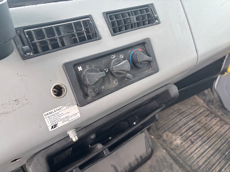 1999-freightliner-fl80-image-45