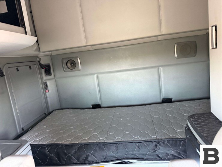 2016-kenworth-t680-image-40