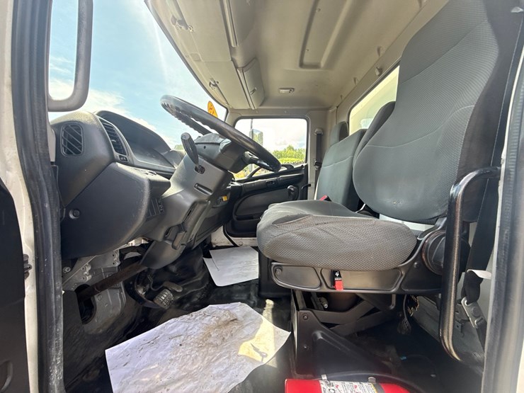 2018-hino-268-image-46