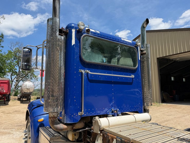#1507-•-peterbilt-day-cab-truck-tractor-image-32