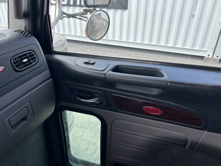 2016-peterbilt-389-image-22