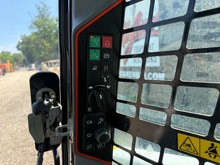 2022-bobcat-t76-image-21