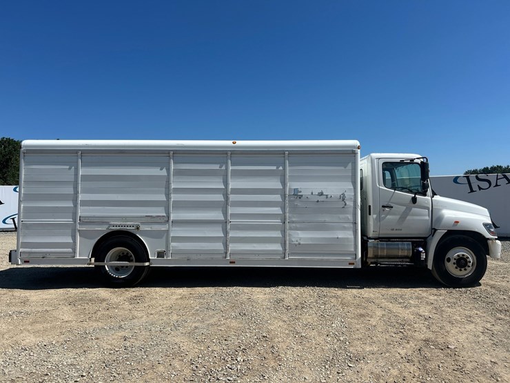 2017-hino-268-image-6