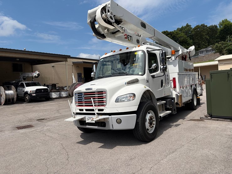 2022-freightliner-m2-106-image-1