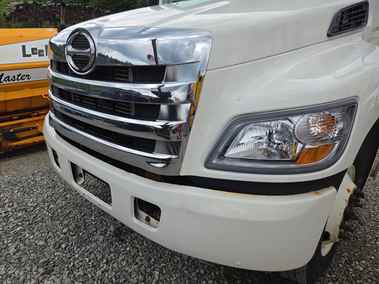 2013-hino-268-image-10