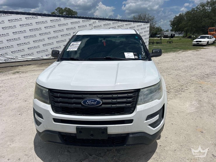 2016-ford-explorer-image-19