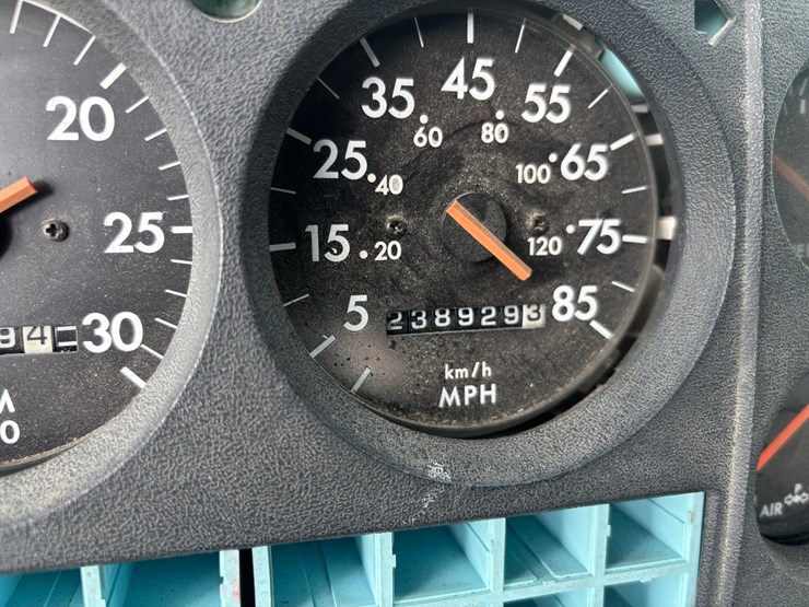 1999-freightliner-fl80-image-50