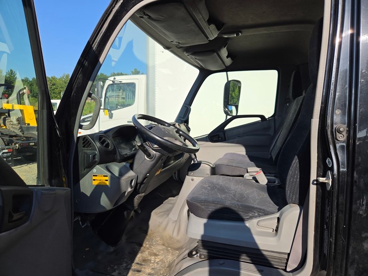 2015-hino-195-image-47
