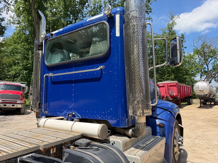 #1507-•-peterbilt-day-cab-truck-tractor-image-33