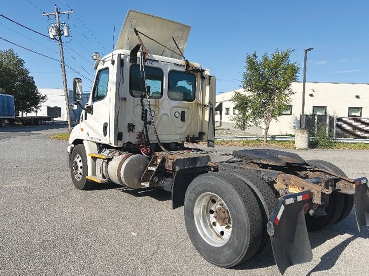 2017-freightliner-cascadia-113-image-2