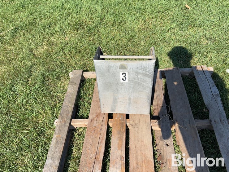 12”-stainless-steel-hog-feeders-image-15
