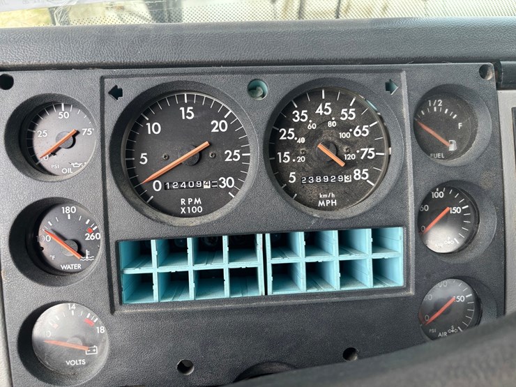 1999-freightliner-fl80-image-48