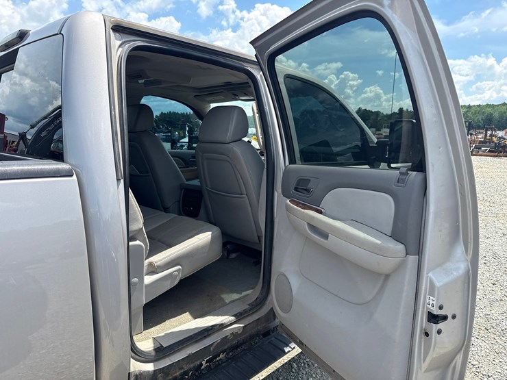 2008-chevrolet-3500hd-image-32