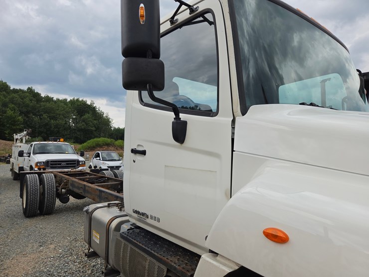2013-hino-268-image-17