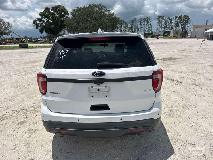 2016-ford-explorer-image-18