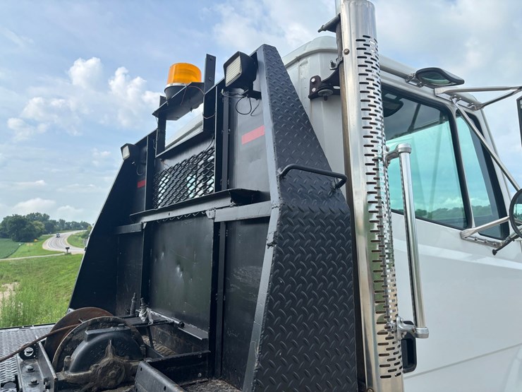 1999-freightliner-fl80-image-24