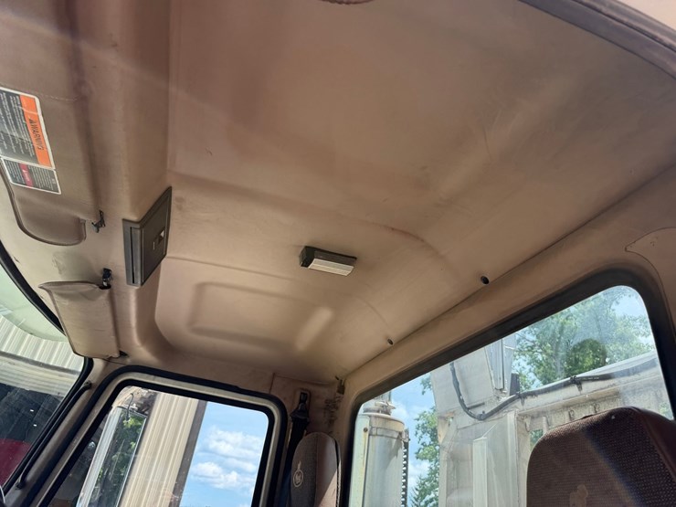 #1508-•-mack-day-cab-truck-tractor-image-47