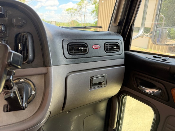 #1507-•-peterbilt-day-cab-truck-tractor-image-44
