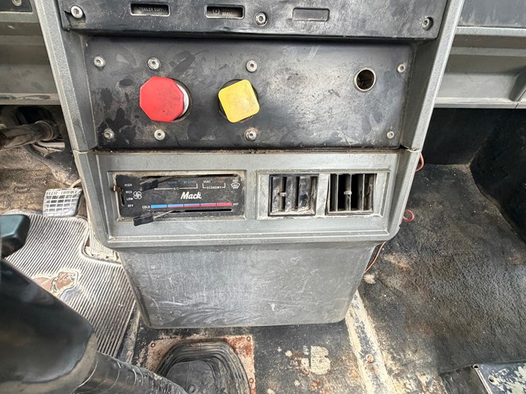 #1509-•-mack-day-cab-truck-tractor-image-59