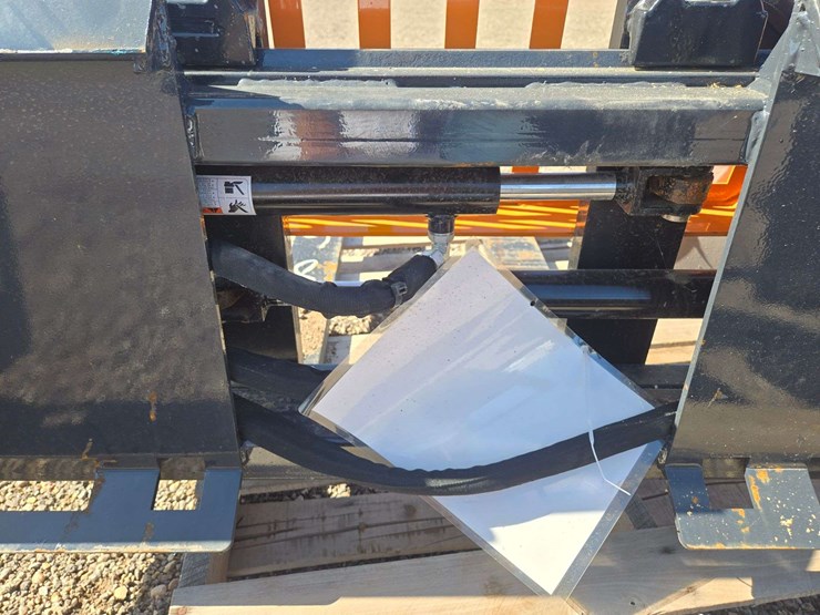 skid-steer-quick-attach-hydraulic-pallet-forks-image-6