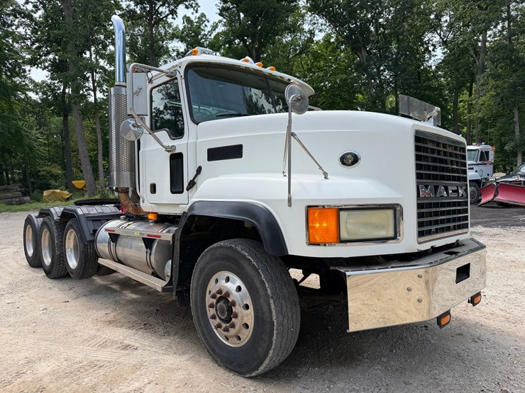 #1508-•-mack-day-cab-truck-tractor-image-15